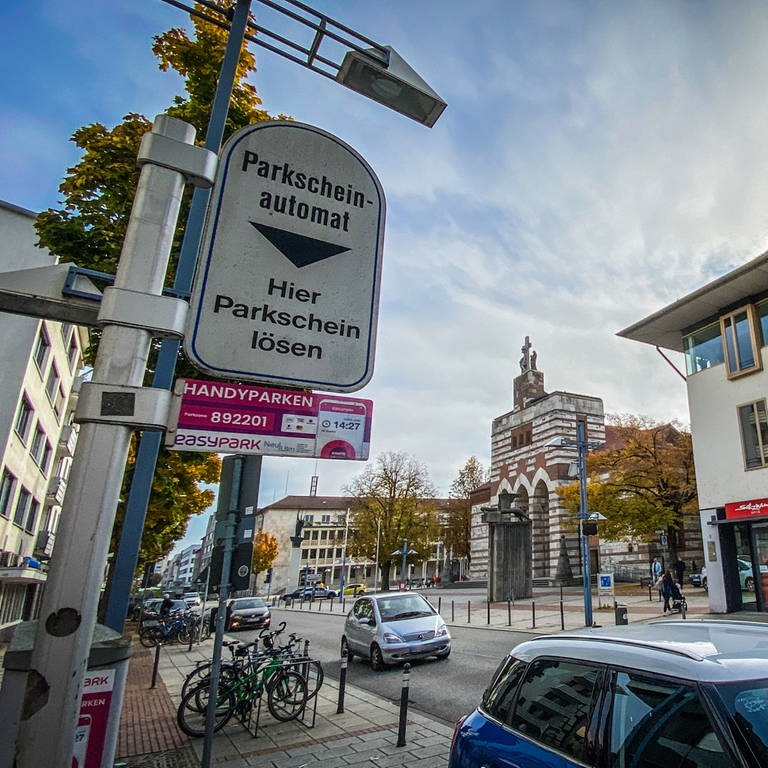 Ein Parkscheinautomat in Neu-Ulm: Das Parken in Neu-Ulm wird deutlich teurer, die Stadt gleicht ihre Gebühren an Ulm an. (Foto: SWR, Volker Wüst)