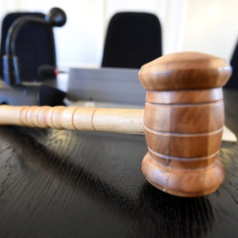 Ein Hammer liegt bei Gericht auf dem Tisch: Am Donnerstag wird am Landgericht Ellwangen das Urteil in einem Mordprozess erwartet. Ein 27-Jähriger soll bei einem Einbruch eine Seniorin erschlagen haben. 