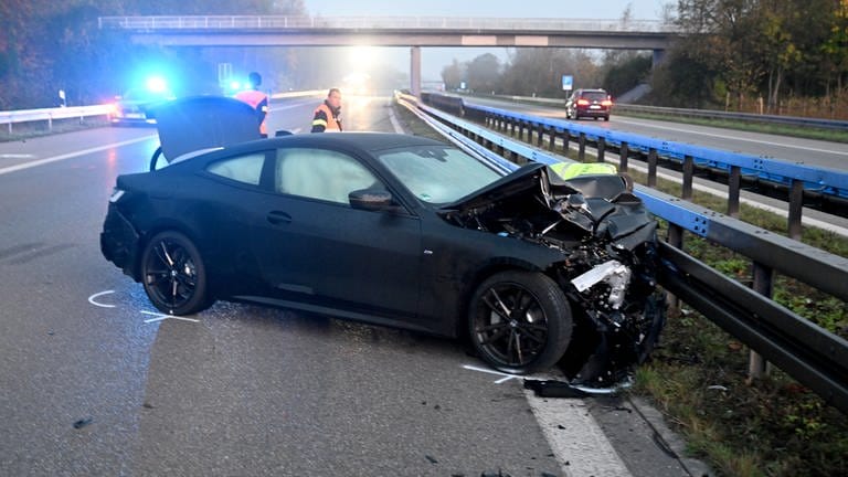 Bei dem Unfall auf der B28 zwischen Neu-Ulm und Senden starb ein 22-jähriger Autofahrer. (Foto: Thomas Heckmann)