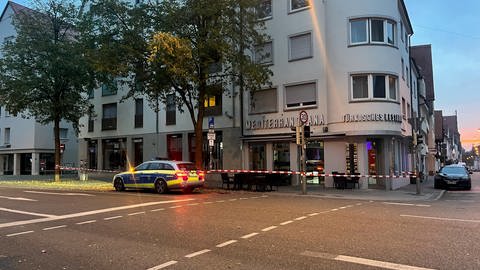 Absperrungen der Polizei am frühen Dienstagmorgen nach der Messerattacke in der Ulmer Frauenstraße. (Foto: SWR, Hannah Schulze)