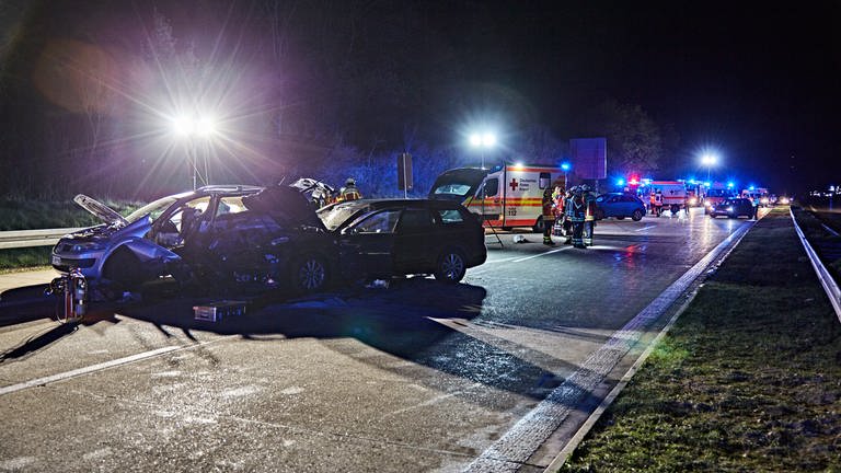 Zwei zerstörte Autos auf der Autobahn bei Nacht: In der Nacht zu Sonntag sind auf der A7 bei Aalen-Ebnat insgesamt drei Autos in einen Unfall verwickelt gewesen. Ein Autofahrer floh.