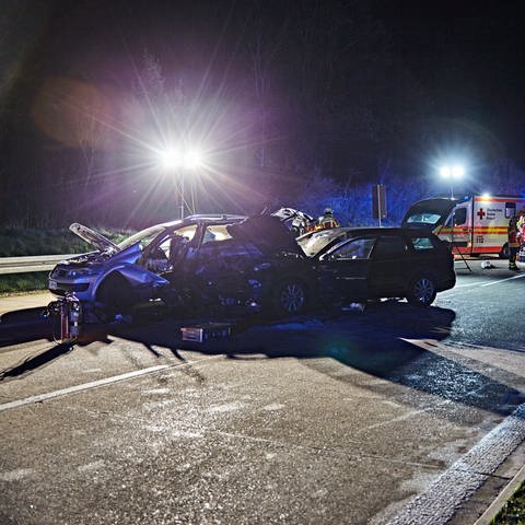Zwei zerstörte Autos auf der Autobahn bei Nacht: In der Nacht zu Sonntag sind auf der A7 bei Aalen-Ebnat insgesamt drei Autos in einen Unfall verwickelt gewesen. Ein Autofahrer floh. (Foto: Markus Brandhuber)