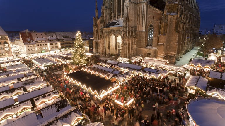 In Ulm wird der Weihnachtsmarkt aufgebaut (Archivbild). (Foto: IMAGO, IMAGO / Westend61)