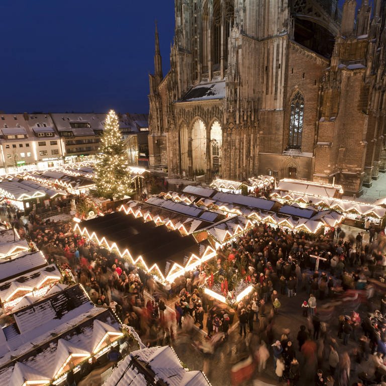 In Ulm wird der Weihnachtsmarkt aufgebaut (Archivbild). (Foto: IMAGO, IMAGO / Westend61)