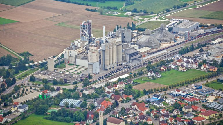 Das Werksgelände von Schwenk-Zement in Mergelstetten von Oben. Dort soll ab 2024 klimaneutral Zement hergestelllt werden. 