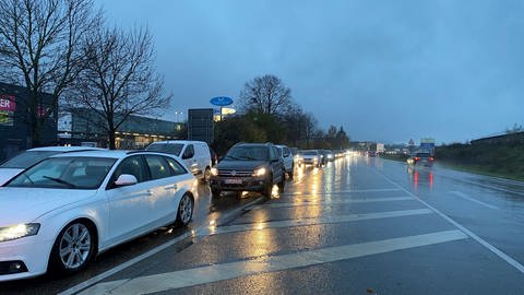Langer Stau am Montagmorgen auf der B29 zwischen Aalen und Schwäbisch Gmünd wegen einer Aktion von Klimaaktivisten. (Foto: SWR, Hannah Schulze)