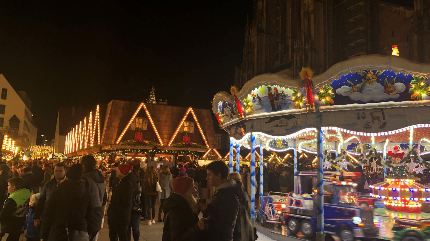 Viele strömen auf den Ulmer Weihnachtsmarkt, der am Montag eröffnet wurde. (Foto: SWR, Martin Miecznik)