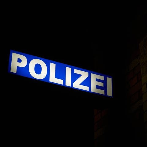 Ein beleuchtetes Bild mit der Aufschrift Polizei. Nachts auf dem Polizeirevier gelandet, ist ein ein zweijähriger Junge nach einem nächtlichen Ausflug in Illertissen im Kreis Neu-Ulm (Sujetbild). (Foto: IMAGO, xZoonar.com/HeikoxKueverlingx 21162340)