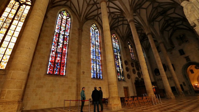 Am Samstag wurden zwei neue Glasfenster im Ulmer Münster eingeweiht. Für die Gestaltung der beiden neuen Farbfenster im Ulmer Münster wurden Techniken aus dem Mittelalter angewendet. (Foto: z-media Ralf Zwiebler)
