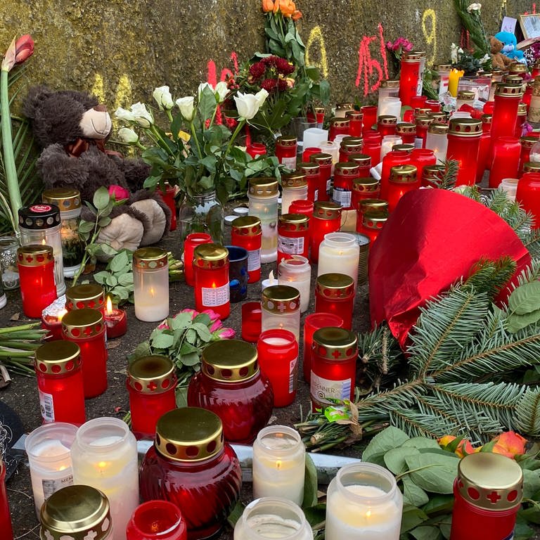 Ausdruck von Trauer am Abend nach der Tat - Kerzen und Blumen für die getötete 14-Jährige. Sie starb am Montag nach einen Messerangriff eines Mannes auf dem Schulweg.  (Foto: SWR, Maja Nötzel)