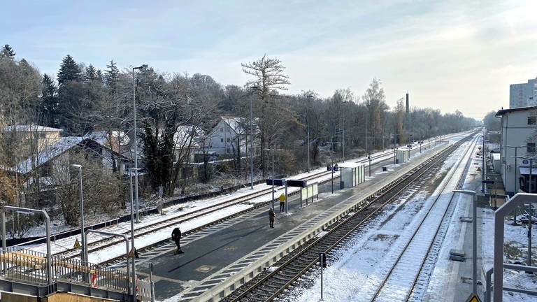 Der Bahnhof in Senden bei Schnee ist bis 2023 noch Baustelle. 