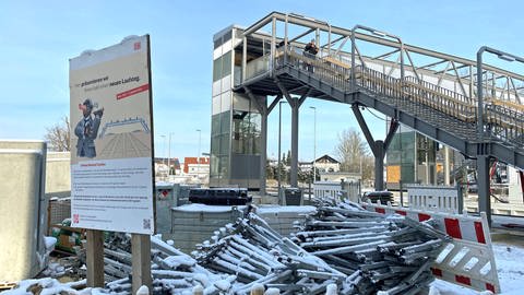 Umbauarbeiten vor dem Bahnhof Senden. 