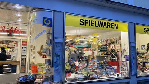 Hellerleuchtetes Schaufenster eines Spielwarenladens: Das Geschäft in der Ulmer Innenstadt wird bereits in dritter Generation geführt und setzt weiter auf klassische Beratung. (Foto: SWR, Katja Stolle-Kranz)