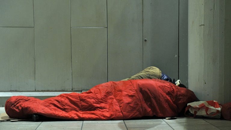 Hilfe für Obdachlose in der kalten Jahreszeit in Ulm (Foto: dpa Bildfunk, picture alliance / dpa | Barbora Prekopova)