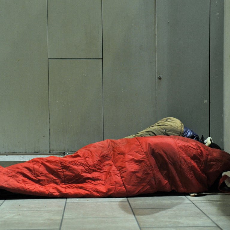 Hilfe für Obdachlose in der kalten Jahreszeit in Ulm (Foto: dpa Bildfunk, picture alliance / dpa | Barbora Prekopova)