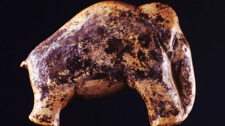 Das Archivbild zeigt eine rund 35.000 Jahre alte Mammutskulptur, die aus Mammutelfenbein hergestellt wurde. Gefunden wurde diese Skulptur, die als ältestes vollständig erhaltenes plastisches Kunstwerk der Menschheit gilt, bei Ausgrabungen in der Vogelherdhöhle bei Niederstotzingen (Kreis Heidenheim).