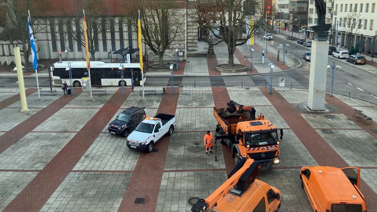 Baufahrzeuge auf einem leeren Platz - der Weihnachtsbaum auf dem Rathausplatz in Neu-Ulm wurde aus Versehen bereits vor Heiligabend abgebaut