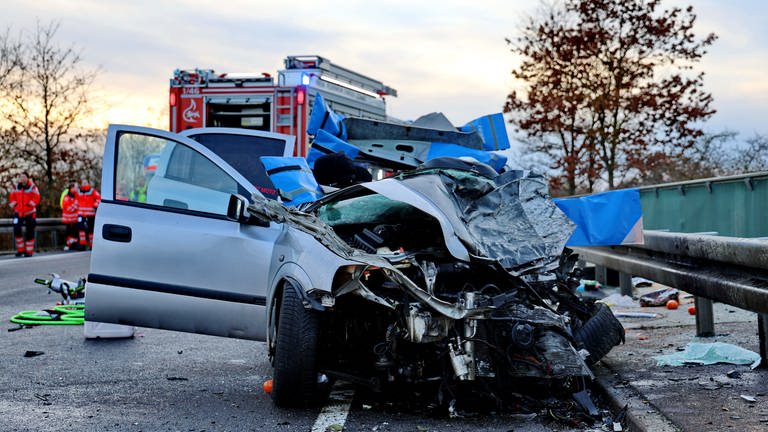 Auto nach einem Unfall auf der B311 bei Ehingen. Ein Mann und ein Kind sollen beim Zusammenstoß mit einem Lkw ums Leben gekommen sein. (Foto: Ralf Zwiebler)