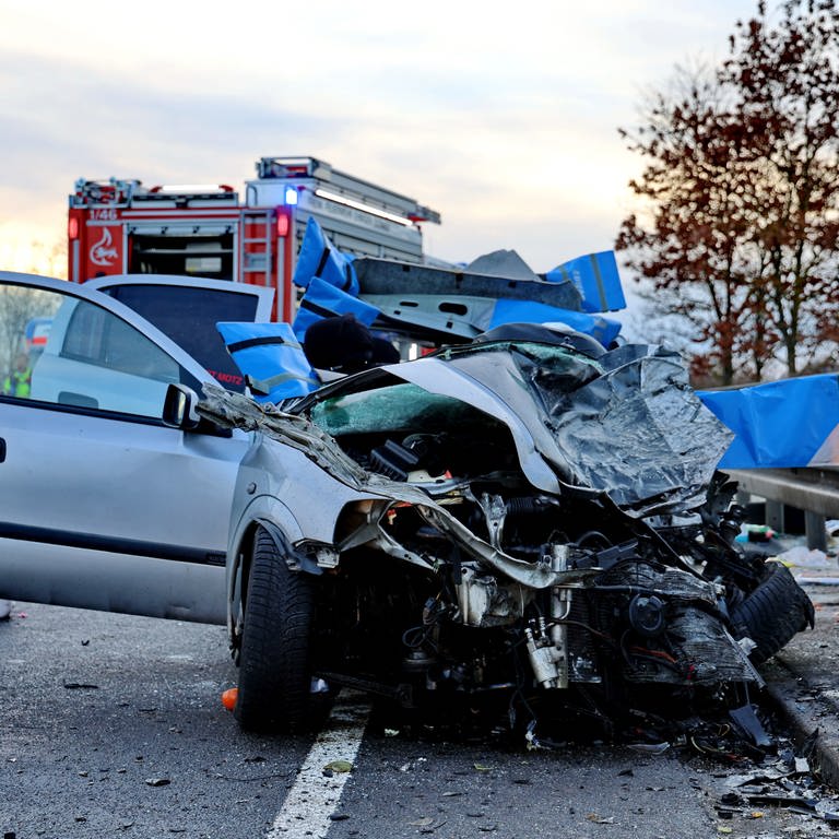 Auto nach einem Unfall auf der B311 bei Ehingen. Ein Mann und ein Kind sollen beim Zusammenstoß mit einem Lkw ums Leben gekommen sein. (Foto: Ralf Zwiebler)