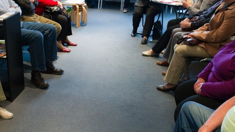 Viele Patienten sitzen in einem Wartezimmer eines Arztes thema diskussion sprechstunden spahn (Foto: dpa Bildfunk, Picture Alliance)