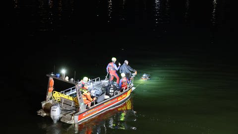 Mit einem Hubschrauber und vielen Einsatzkräften ist am Samstagabend in der Donau in Ulm nach einem Mann gesucht worden. (Foto: z-media, Ralf Zwiebler)