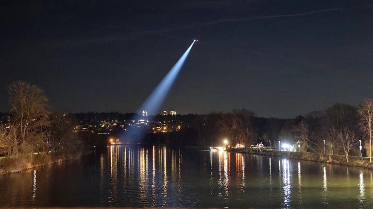 Mit einem Hubschrauber und vielen Einsatzkräften ist am Samstagabend in der Donau in Ulm nach einem Mann gesucht worden. (Foto: z-media, Ralf Zwiebler)