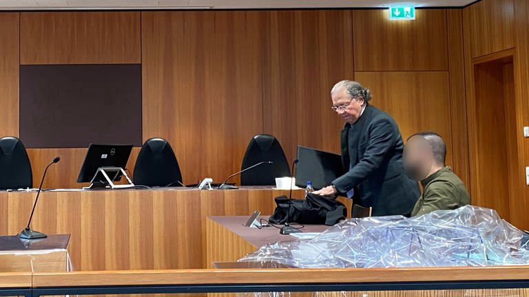 Urteil im Amtsgericht Günzburg: Der Polizist muss 90 Tagessätze à 55 Euro zahlen. (Foto: SWR, Hannah Schulze)