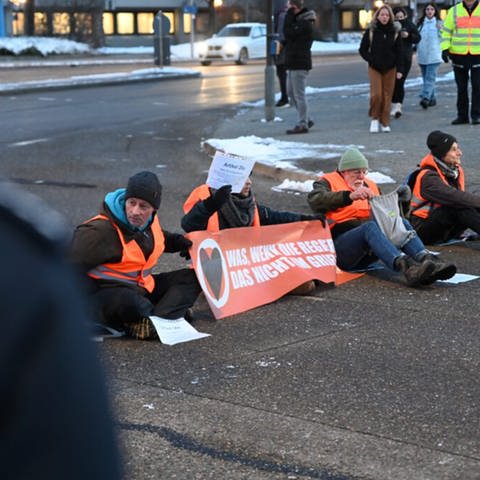 Klimaaktivisten haben sich am Donnerstagmorgen auf eine Kreuzung in Aalen geklebt. (Foto: onw-images | Marius Bulling )