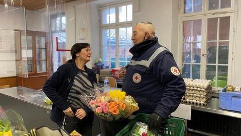 Kurz vor der Öffnung im Ulmer Tafelladen ist Claudia Steinhauer im Gespräch mit den Helfern.  (Foto: SWR, Kristina Priebe)