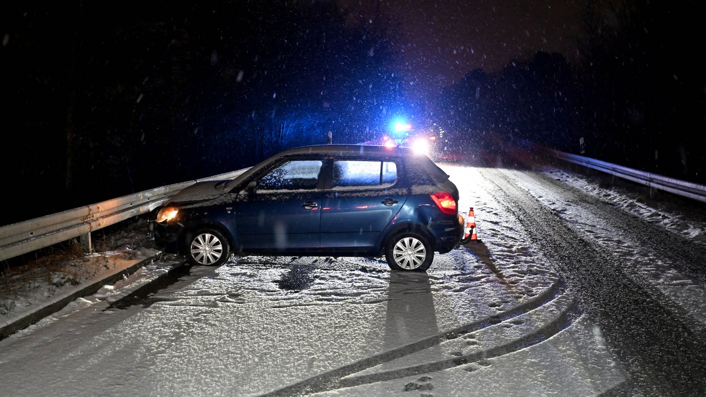 Auf der B10 in Ulm endete die Fahrt eines 20-Jährigen in der Leitplanke. Sein Auto war auf schneebedeckter Fahrbahn ins Schleudern geraten. (Foto: Thomas Heckmann)
