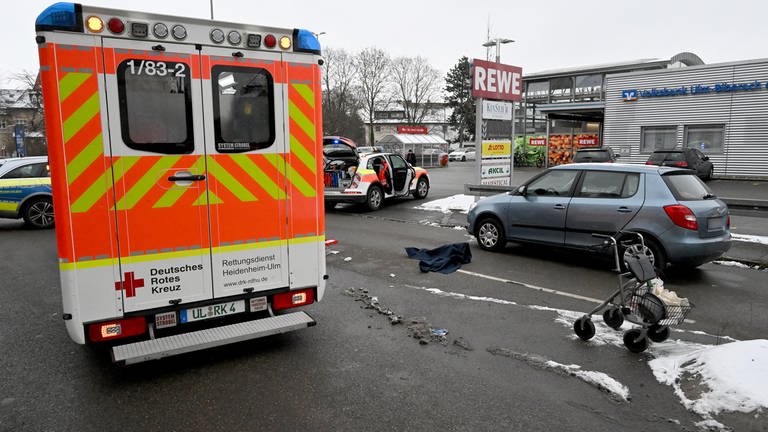 Ein Rettungswagen, Rollator und Unfallauto beim Rewe in der Ulmer Oststadt. Ein 92-jähriger Mann mit einem Rollator ist in Ulm von einem Auto erfasst und tödlich verletzt worden. (Foto: Thomas Heckmann)