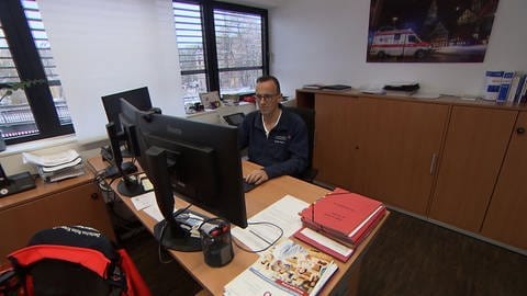Ein Mann an einem PC in einem Büro der DRK-Rettungswache in Ulm. Tobias Zoller ist auf der DRK Rettungswache in Ulm für das Personal zuständig. Die zunehmenden Übergriffe sind für ihn nicht hinnehmbar.  (Foto: SWR)