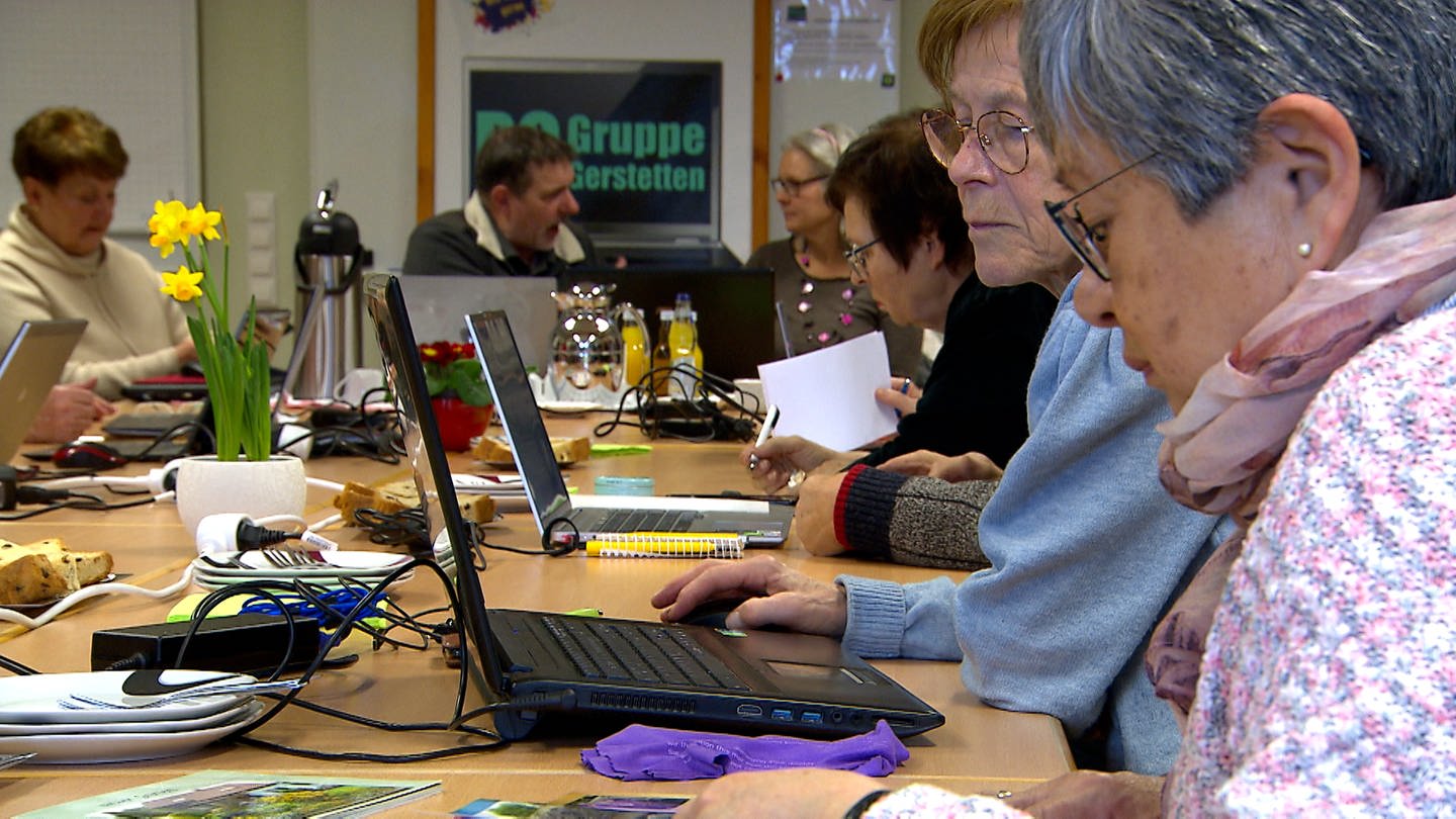 Fast zwei Dutzend Seniorinnen und Senioren helfen sich in Gerstetten gegenseitig bei technischen Fragen. (Foto: SWR)
