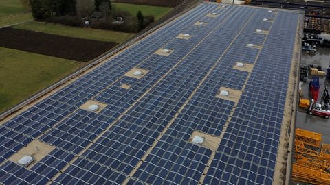 Die Photovoltaik-Anlage auf dem Dach des Denkinger-Lagers: Damit soll in Zukunft der Elektro-Lkw klimaneutral werden. (Foto: SWR)