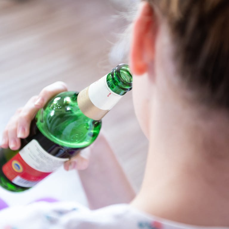 Jugendliche trinken Alkohol - in Schwäbisch Gmünd (Ostalbkreis) hat die Polizei eine Alkohol-Testkaufaktion gemacht.  (Foto: dpa Bildfunk, Silas Stein)