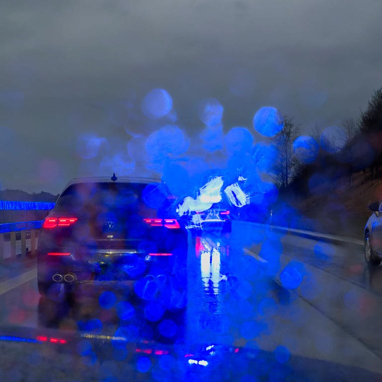 Die Autofahrerin hat den Unfallflüchtigen mehr als 60 Kilometer über mehrere Autobahnen verfolgt. (Foto: IMAGO, IMAGO / Rolf Poss)