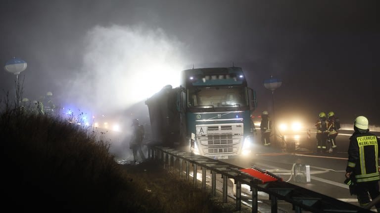 Ein brennender Lkw auf der A8 hat am Morgen für einen Stau im Berufsverkehr gesorgt.  (Foto: Ralf Zwiebler)