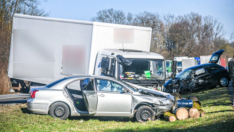 Mehrere Unfallwagen stehen auf einer Wiese neben einer Straße:  Ein Lastwagen war auf der B29 bei Schwäbisch Gmünd in den Gegenverkehr geprallt. (Foto: onw-images/Jason Tschepljakow)
