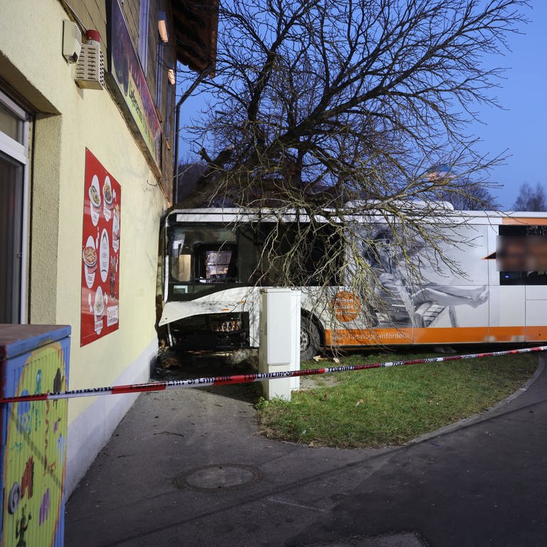 Ein Bus steht quer zu einem Gebäude, in dass er gerade geprallt ist:Der Fahrer des Linienbusses hatte laut Polizei offenbar medizinische Probleme. (Foto: z-media Ralf Zwiebler)