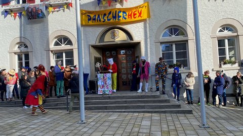 Bürgermeister entmachtet: Panscherhexen in Giengen stürmen das Rathaus. (Foto: SWR, Maja Nötzel)