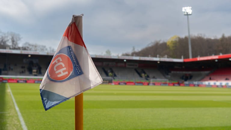 Fußball-Zweitligist 1. FC Heidenheim will nicht, dass der Schlossberg für Besucher der Voith-Arena gesperrt wird. (Archivbild) (Foto: IMAGO, IMAGO / Eibner)