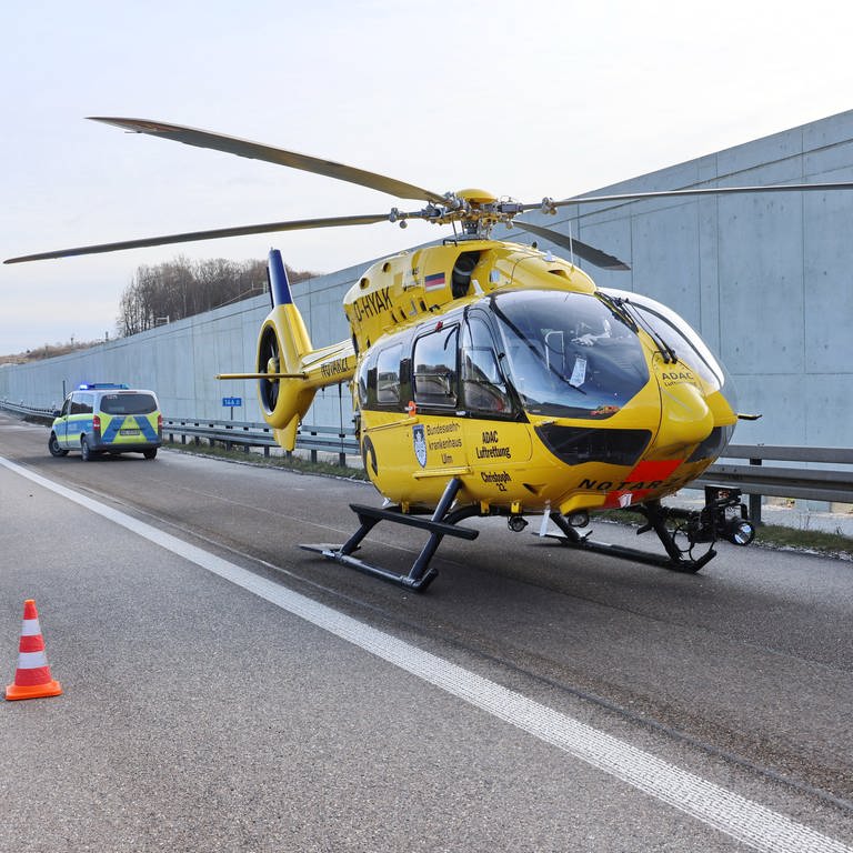 Der in Ulm stationierte Rettungshubschrauber "Christoph 22" ist im Jahr 2022 fast 1.600 Einsätze geflogen - rund 100 mehr als im Vorjahr. Hier bei einem Einsatz auf der A8 bei Ulm. (Foto: z-media / Ralf Zwiebler)