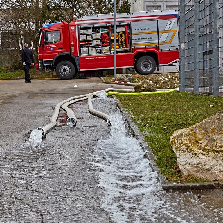 Die Feuerwehr pumpt das Wasser aus dem Keller der Giengener Stadthalle.  (Foto: Markus Brandhuber)