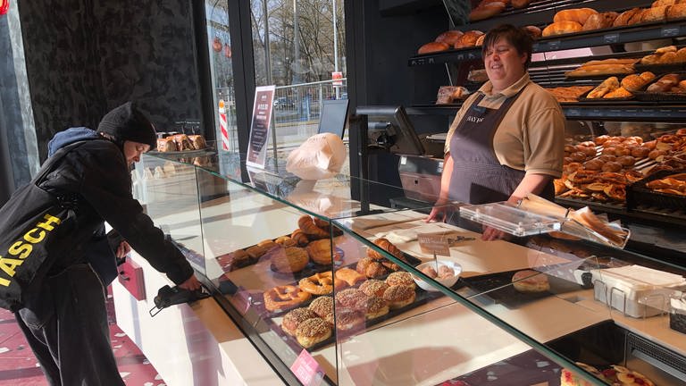 Am neuen Filialstandort der Bäckerei Bayer in Neu-Ulm brechen andere Zeiten an: Hier geht mit Bargeld gar nichts mehr. (Foto: SWR, Isabella Hafner)