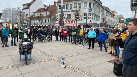 Menschen stehen auf einem Platz in einem Halbkreis. Zur Kundgebung von Fridays for Future in Heidenheim sind am Freitag rund 50 Personen gekommen.  (Foto: SWR, Markus Bayha)
