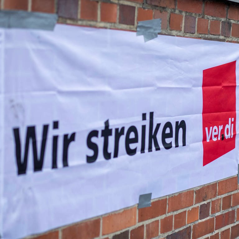 Banner mit rotem ver.di-Logo und den Worten "Wir streiken. Die Gewerkschaft ver.di hat Kliniken im Ostalbkreis zum Warnstreik aufgerufen.  (Foto: IMAGO, A.Friedrichs)