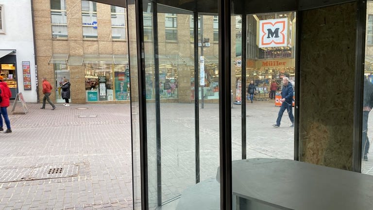 Ein leeres Schaufenster in der Ulmer Fußgängerzone. Drogerieketten-Chef Erwin Müller befürchtet, dass die Fertigstellung von Stuttgart21 die Innenstadt von Ulm praktisch aussterben lassen wird. (Foto: SWR, Kristina Priebe)