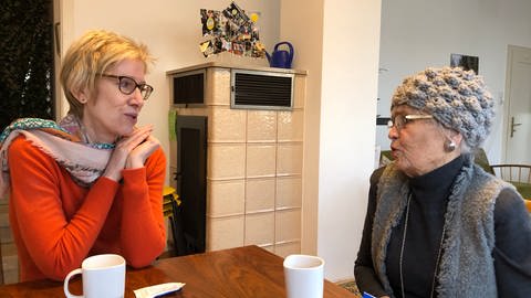 Zwei Frauen im Gespräch. Elmie Gutendorf und Christiane Blessing-Win im Gespräch: Der Verein "Altersarmut Ulm nein" ist auch für die 88Jährige eine Anlaufstelle (Foto: SWR)