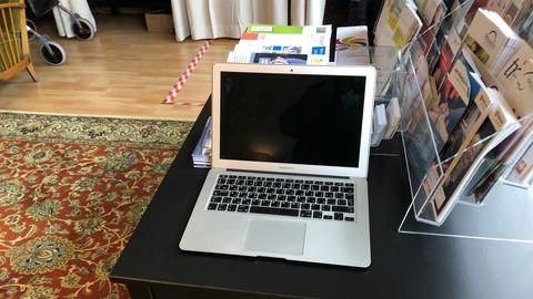 Ein Laptop steht auf einem Tisch. Ein Computer mit Internet-Anschluss - auch er gehört zur Ausstattunug von "Altersarmut Ulm nein". (Foto: SWR)