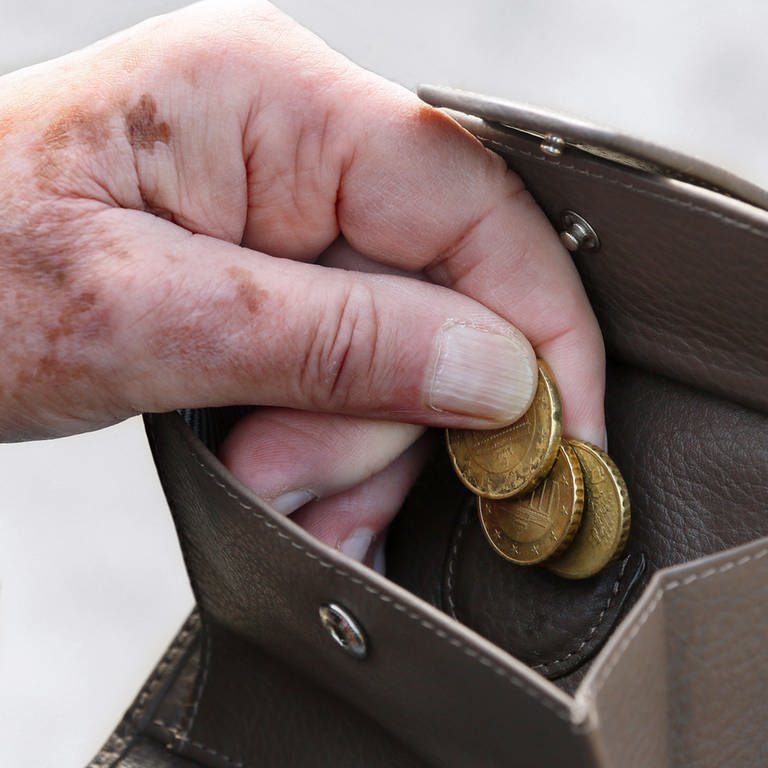 Eine Hand eines älteren Menschen mit Portemonnaie und wenig Kleingeld.Das ganze Leben gearbeitet - und doch arm: Eine Beschreibung, die auf viele ältere Frauen und auch Männer zutrifft (Symbolbild). 